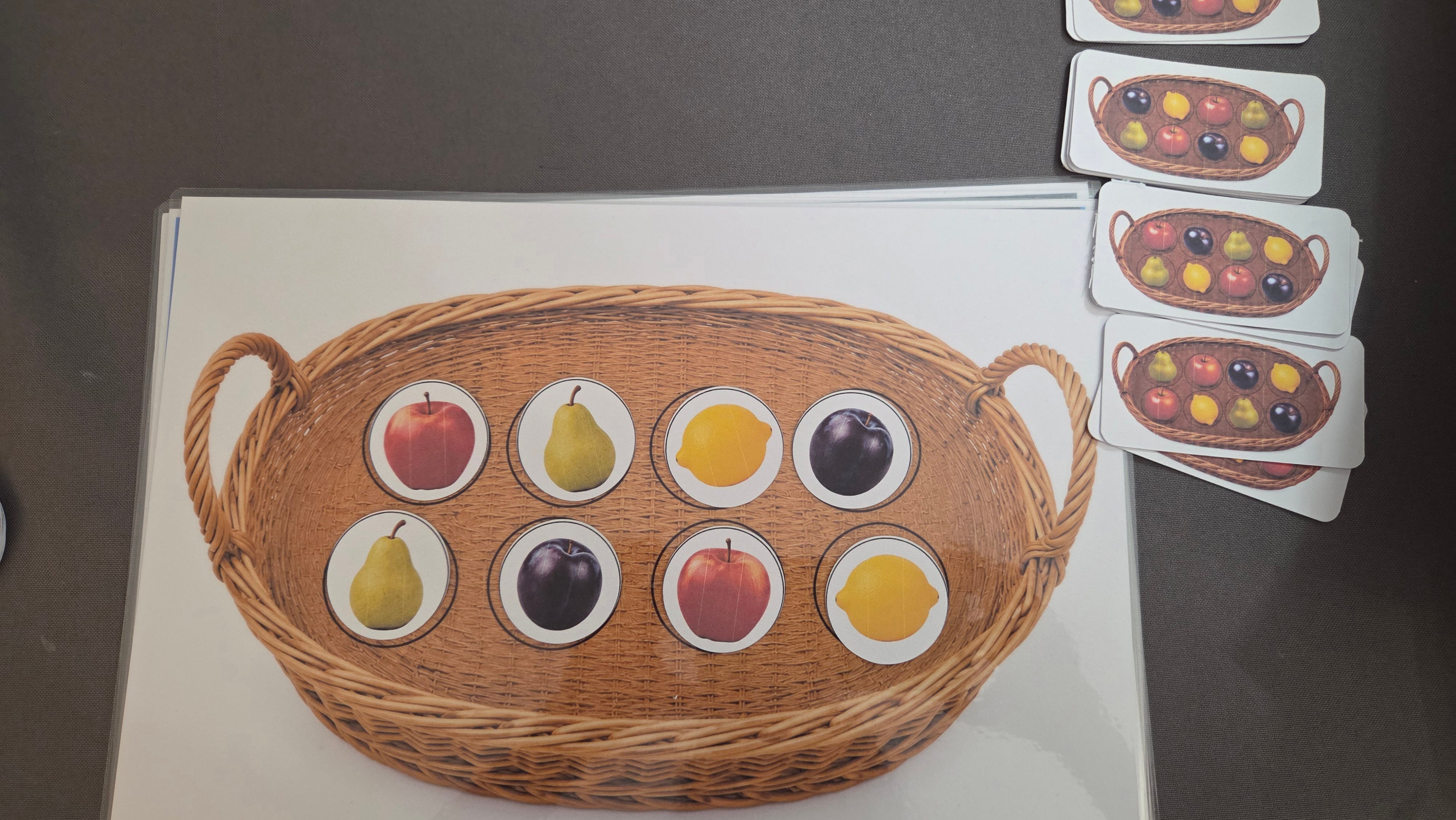 Montessori slaganje voća prema predlošku edukativna aktivnost